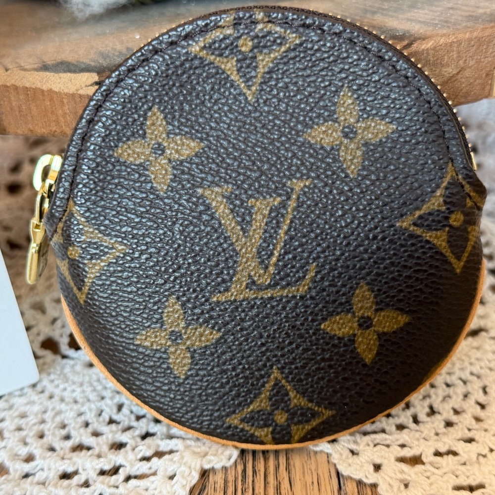 Louis Vuitton Monogram Round Coin Purse - Picture 2 of 8